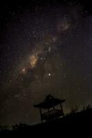 Vintergatans galax reser sig över hemmaskogen foto