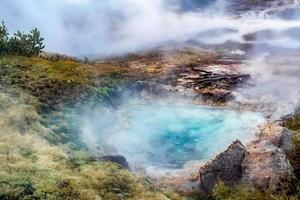 utsikt över konstnären måla krukor i gulsten foto