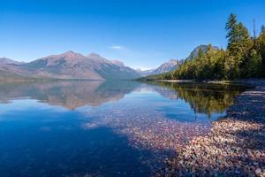 färgglada stenar i lake mcdonald nära apgar i montana foto