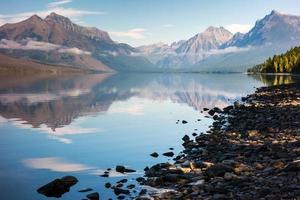 utsikt över lake mcdonald i montana foto