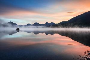 soluppgång vid lake mcdonald i montana foto