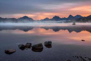 båt förtöjd i lake mcdonald nära apgar foto