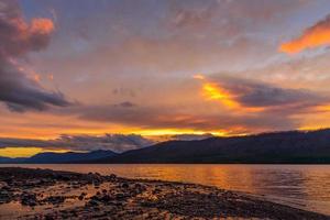 solnedgång vid lake mcdonald i montana foto