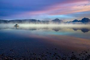 soluppgång vid lake mcdonald i montana foto