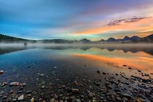 båt förtöjd i lake mcdonald nära apgar foto