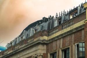 utbränd byggnad med rökig himmel foto