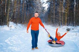 glad kille och tjej som rider i snön foto