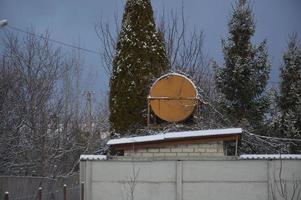 lantliga byggnader täckta med snö på vintern foto