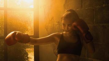 unga asiatiska kvinnor som bär boxningshandskar. foto