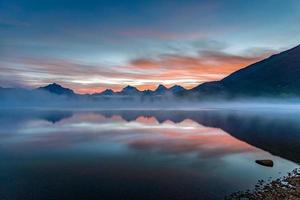 soluppgång vid lake mcdonald i montana foto