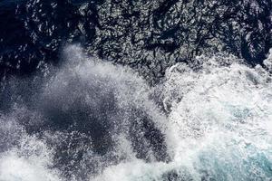 havet vågig yta närbild. havsvatten bakgrund foto