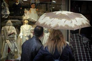 istanbul, Turkiet - 25 maj. personer som tittar i ett skyltfönster nära den stora basaren i Istanbul, Turkiet den 25 maj 2018, två oidentifierade personer foto