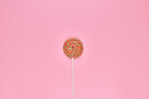 söt lollipop på rosa bakgrund foto