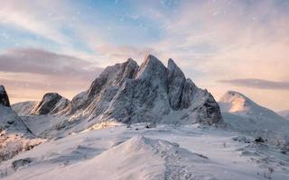 majestätisk bergskedja med snöfall vid soluppgångsmorgonen foto