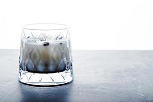 närbild detaljvy av vit ryska alkoholhaltiga cocktail med kopia utrymme. foto
