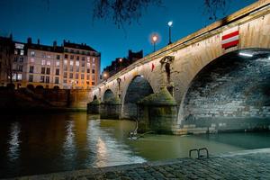 skymningsscen från paris notflod med fantastiska färger under solnedgången. foto