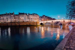 skymningsscen från paris notflod med fantastiska färger under solnedgången. foto