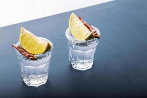 närbild detaljvy av tequila skott från studio med kopia utrymme. foto