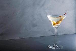 närbild detaljvy av väl förberedd martini cocktail. foto