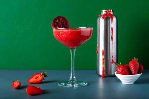 närbild detaljvy av jordgubbscocktail eller juice med snygg mugg och frukt mogna. foto