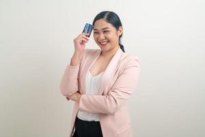 asiatisk kvinna med kreditkort med vit bakgrund foto