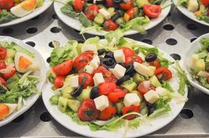 tomat zucchini ost oliver sallad vegetarisk mat i en maträtt foto