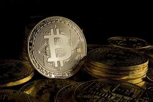 bitcoin mynt den fysiska biten digital valuta kryptovaluta ett guldmynt med en vacker gyllene bitcoin-symbol. passa ditt värdefulla arbete. foto