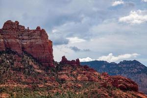 stormigt väder och starkt solsken över bergen som omger sedona foto