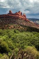 berg som omger sedona foto