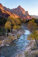 jungfrulig floddal och solbelysta berg i zion nationalpark foto