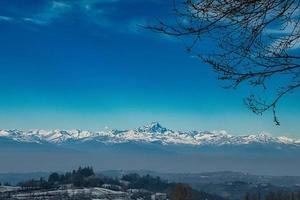 bergskedjan monviso och den piemontesiska langhe efter ett snöfall vintern 2022 foto