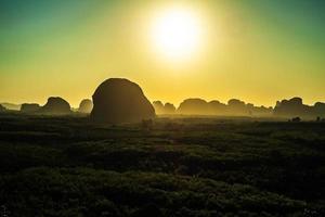 landskap berg med solnedgång i krabi thailand foto