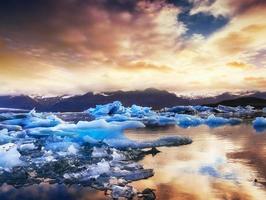 jokulsarlon glaciärlagun, fantastisk solnedgång på den svarta stranden, foto