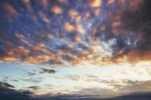 fantastisk solnedgång i bergen cumulus moln foto