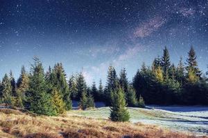 fantastisk vinter meteordusch och de snöklädda bergen foto