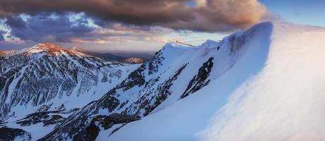 magisk vintersnö. vårens landskap. dramatiska cumulusmoln. foto