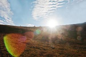 himmelsk himmel med solljus vid Karpaterna. skönhetsvärlden foto