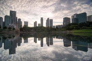 reflektion av Kuala Lumpur skyskrapa byggnad foto