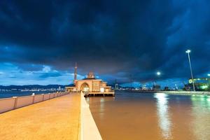 flytande moské vid hamnen i penang foto