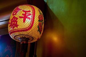 asiatisk kinesisk gul röd traditionell lykta hängande på väggen för kinesiskt nyårsfirande foto