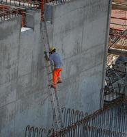 Bergamo Italien april 2018 arbetare på jobbet för byggandet av avloppsreningsverket foto