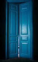 blå massiva vintagedörrar inomhus. gammaldags inredningskoncept foto