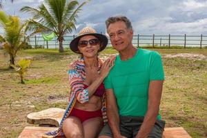 par som sitter i en liten park nära stranden i caraiva bahia, Brasilien foto