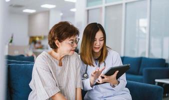 ung läkare som konsulterar senior patient på hälsovårdskliniken foto