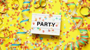 fest firande platt låg med konfetti foto
