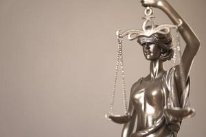 ögonbindel lady justice eller justitia bronsstaty foto