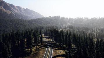 bergspass med blåsiga vägar foto