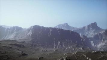 landskap av bergskedjan Dolomiterna täckt av dimman foto