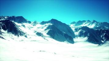 berg vinter kaukasus landskap med vita glaciärer och stenig topp foto