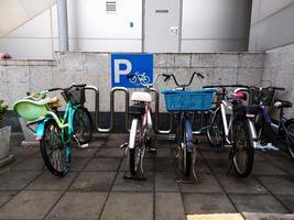 cykelparkering vid tågstationen foto